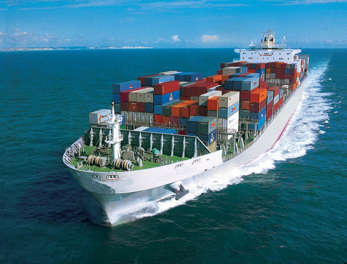 Barco con contenedores de exportación
