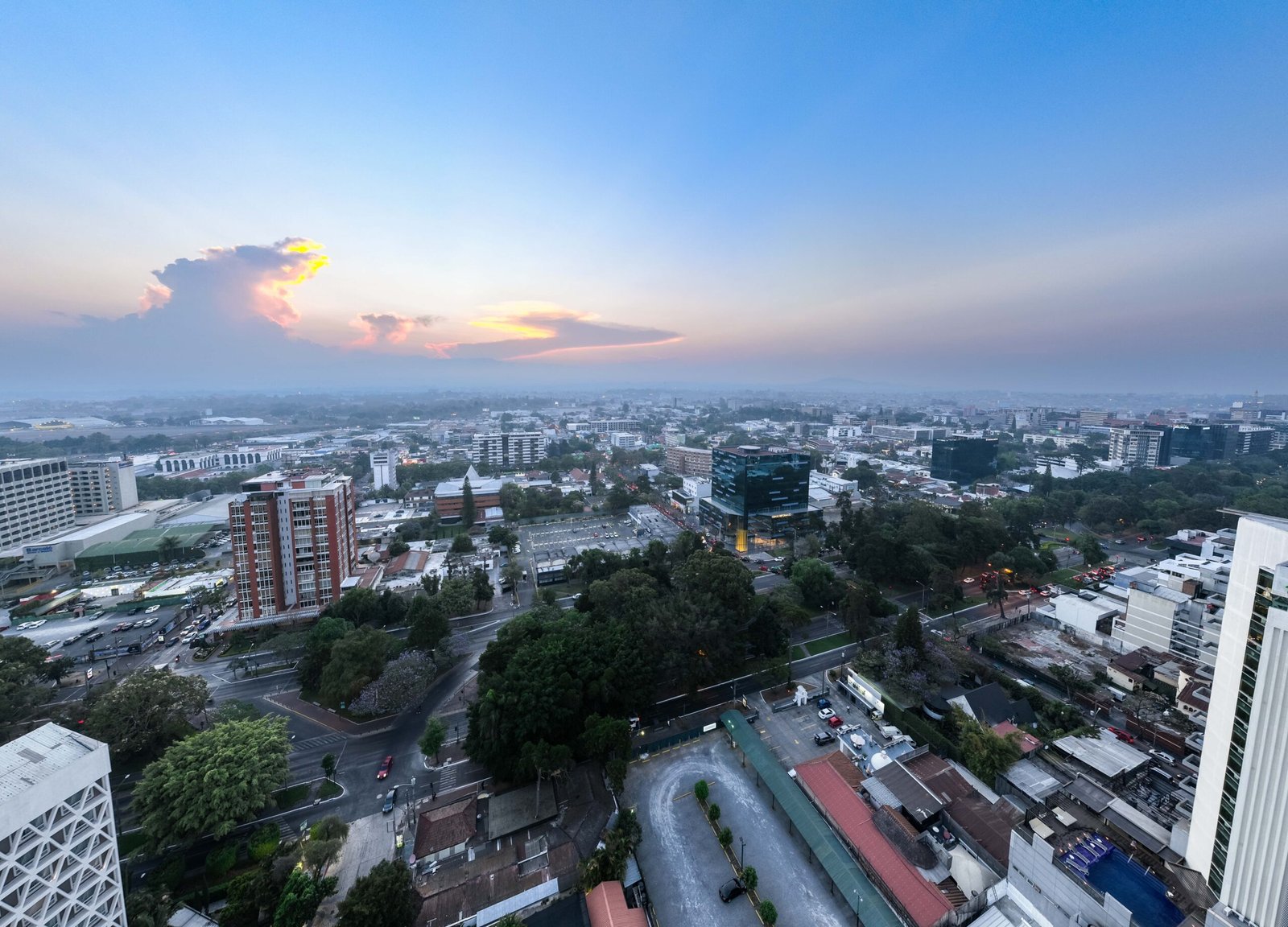 Vista aérea del distrito financiero y las torres de oficinas de la Ciudad de Guatemala al atardecer