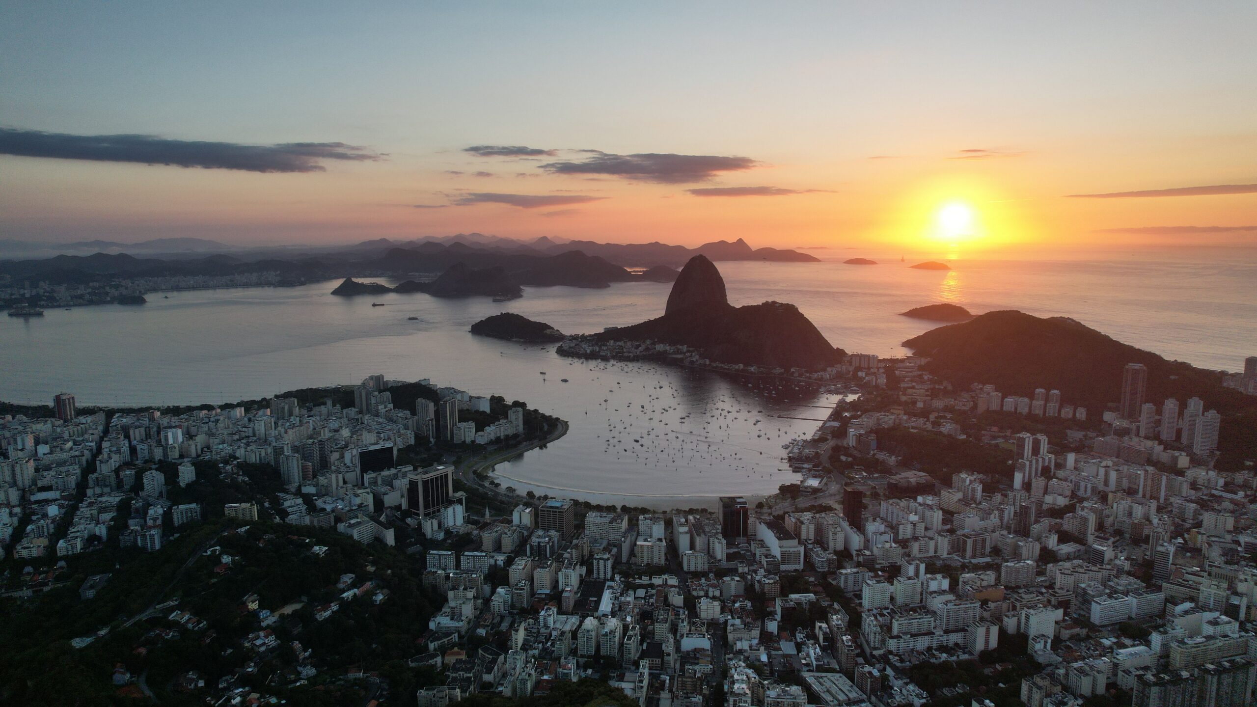 Vista aerea del litoral de Rio de Janeiro con el Pan de Azucar al atardecer