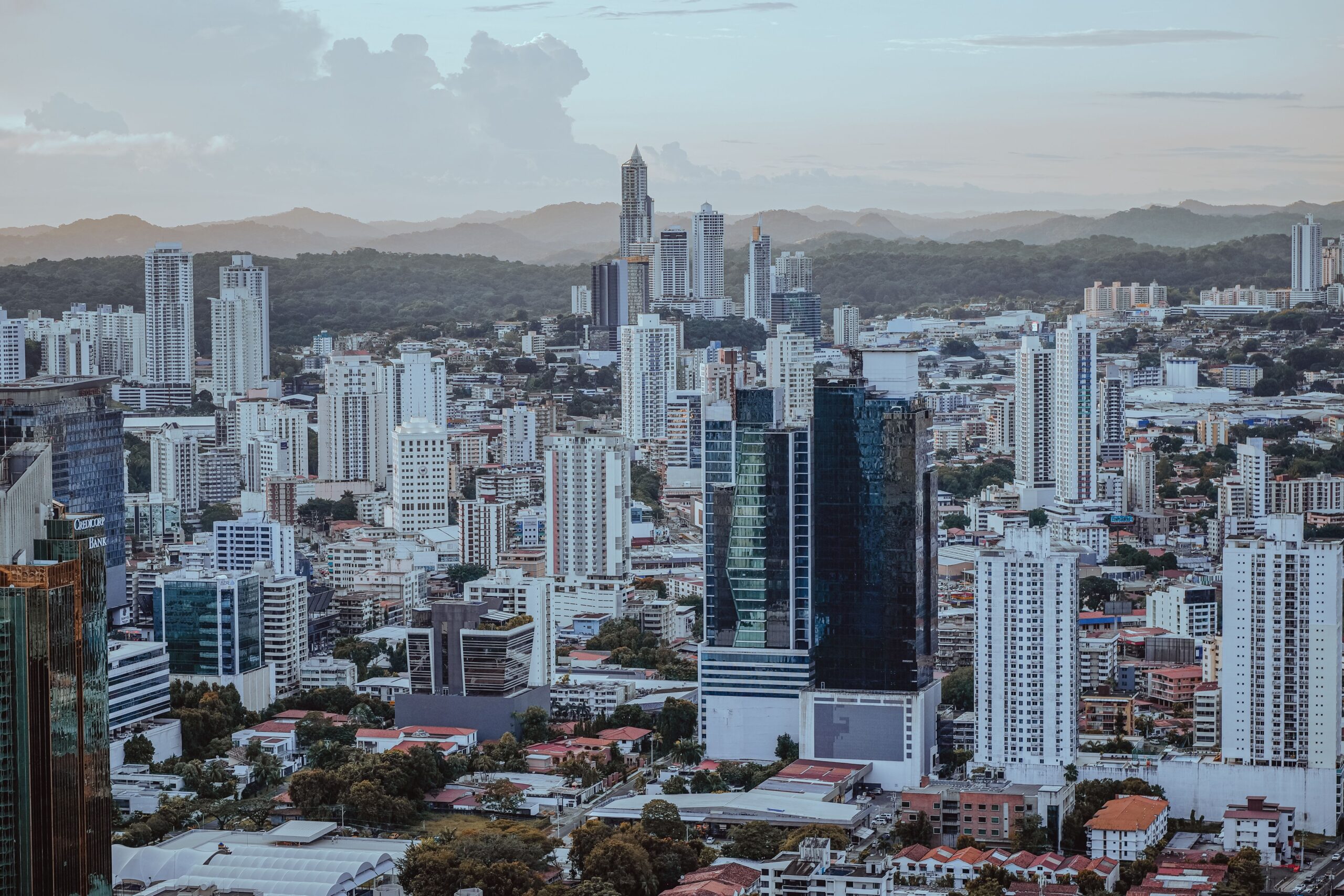 Vista del skyline de rascacielos del centro de Ciudad de Panamá junto al mar
