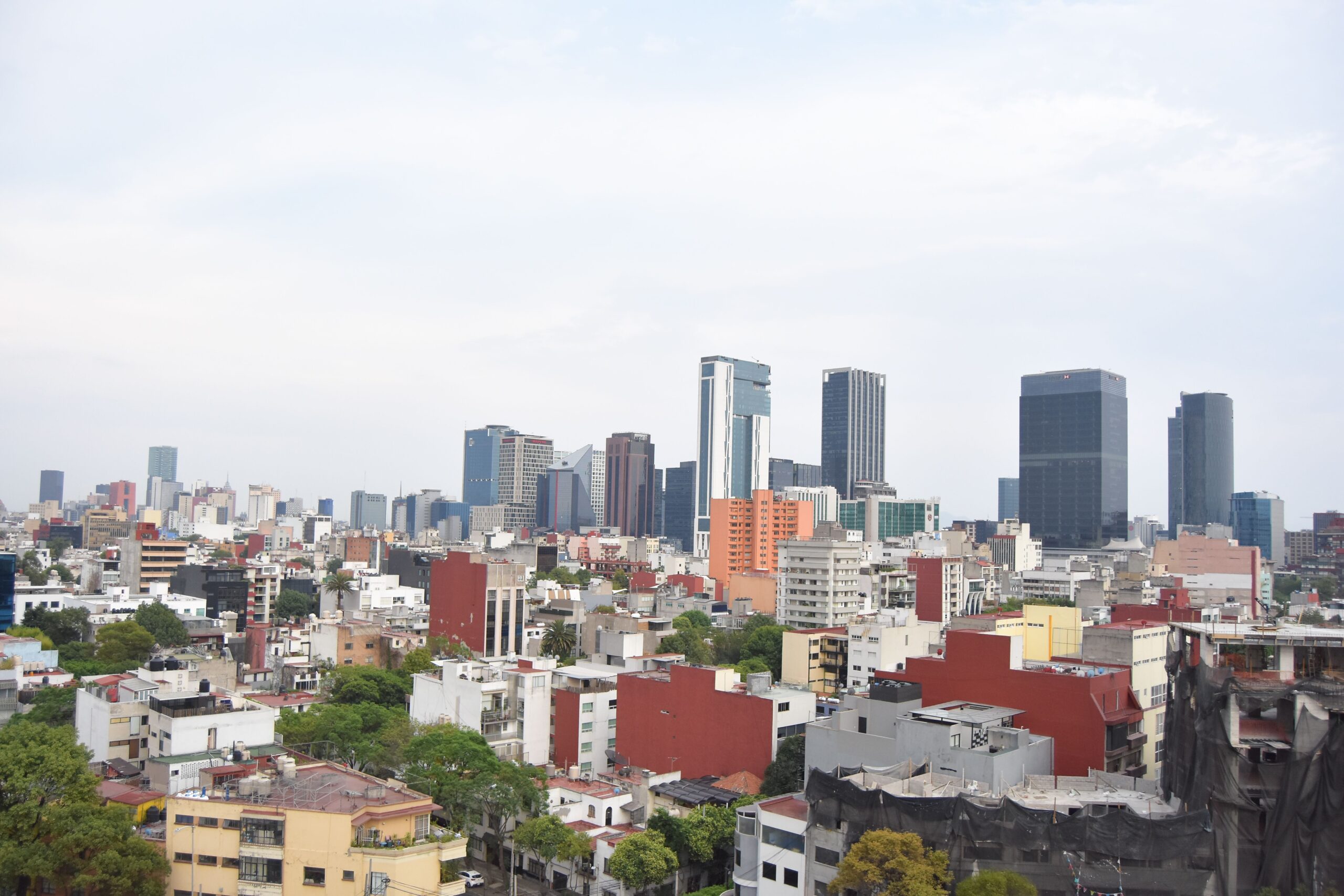 Panorámica de la Ciudad de México con rascacielos modernos del distrito financiero de Reforma