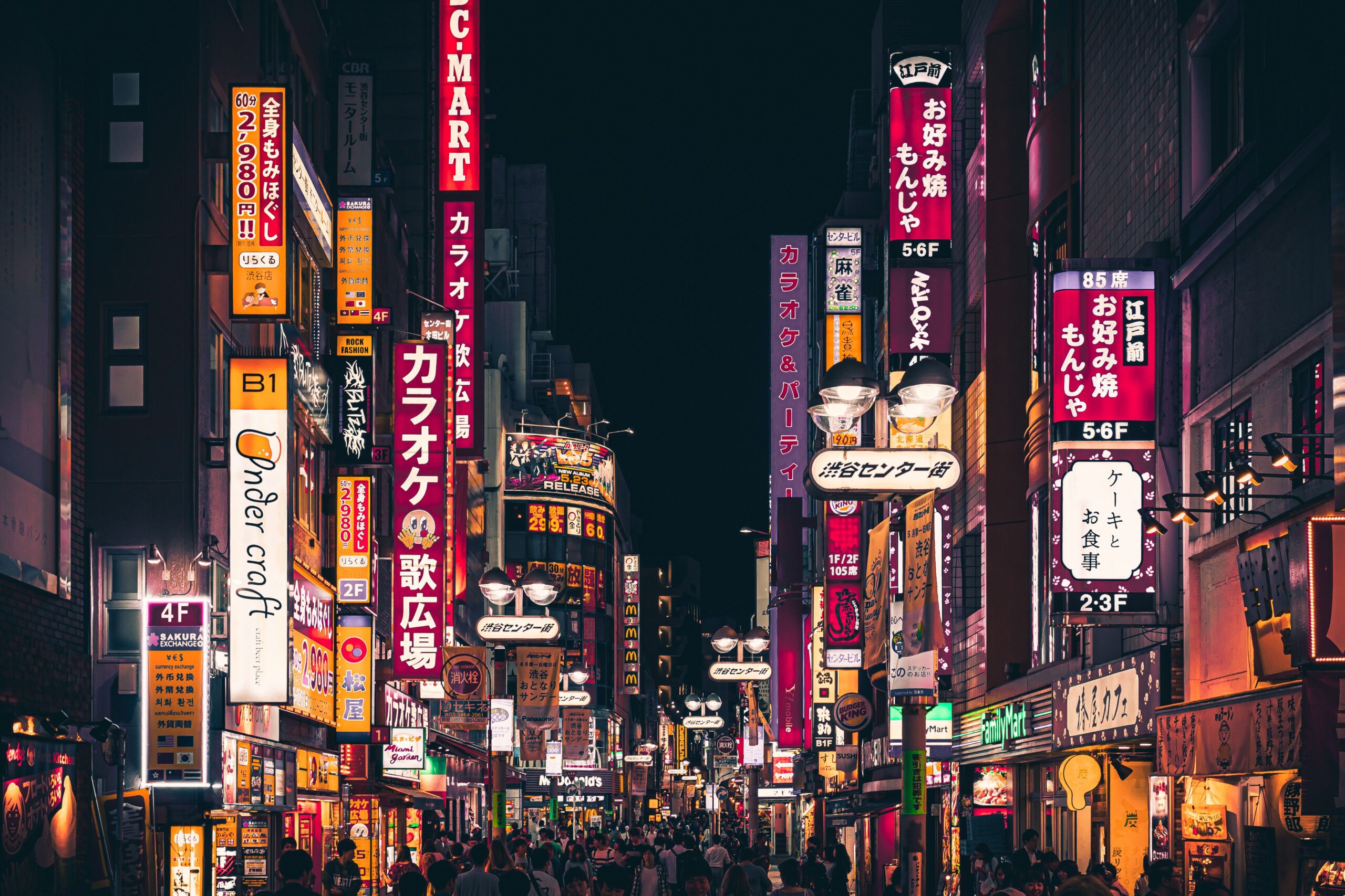 Calle nocturna de Shinjuku en Tokio, Japón, iluminada con letreros de neón