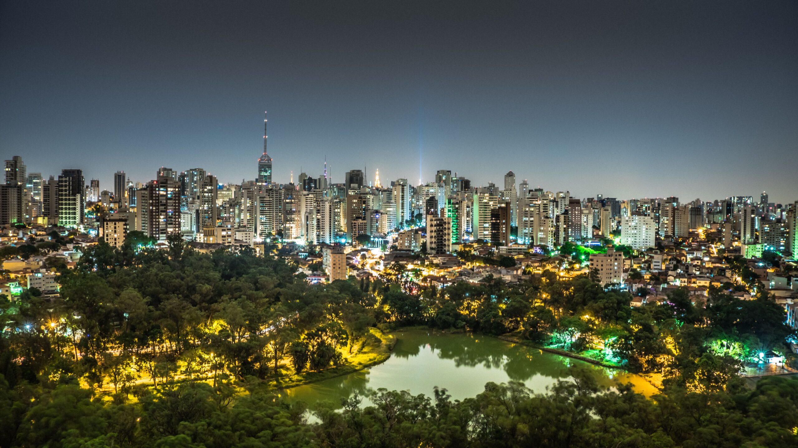 Vista nocturna del skyline de Sao Paulo, principal centro economico de Brasil
