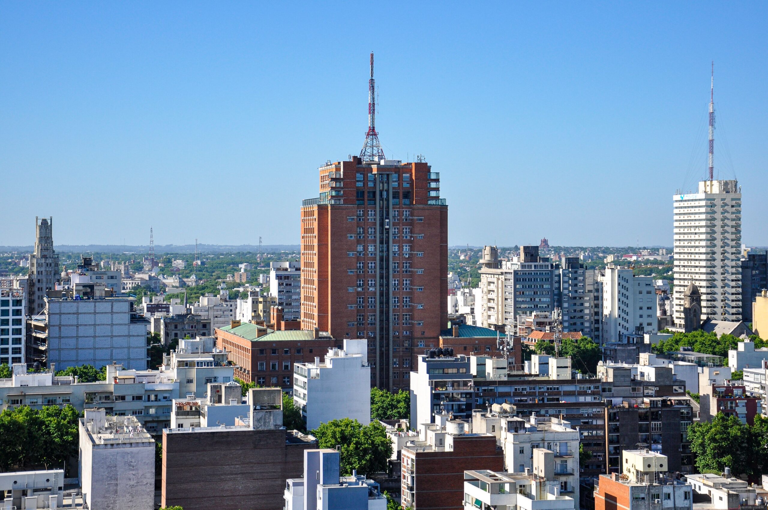 Vista aérea del skyline de Montevideo, centro económico de Uruguay