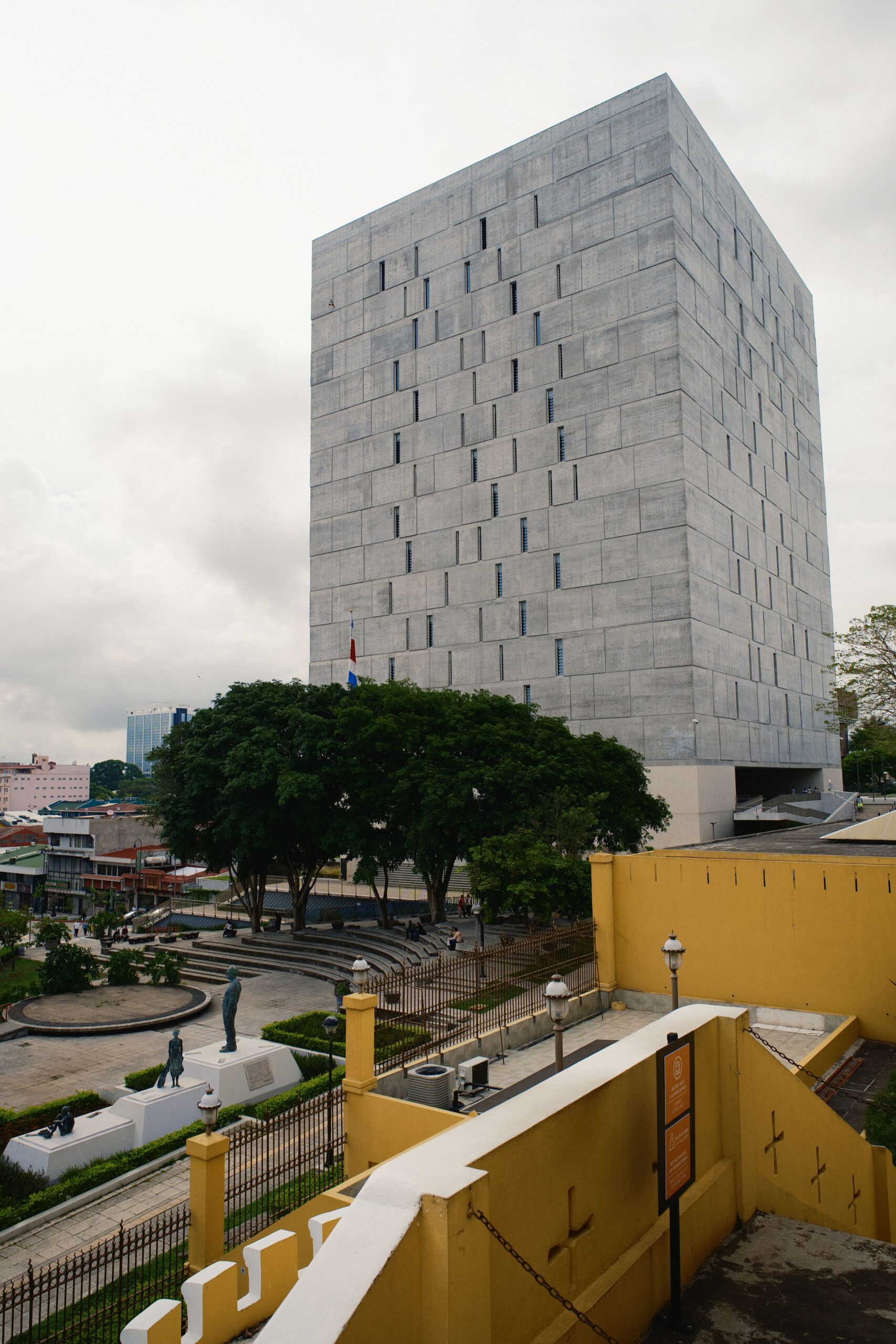 Edificios de arquitectura moderna en San José, Costa Rica, sede de grandes empresas