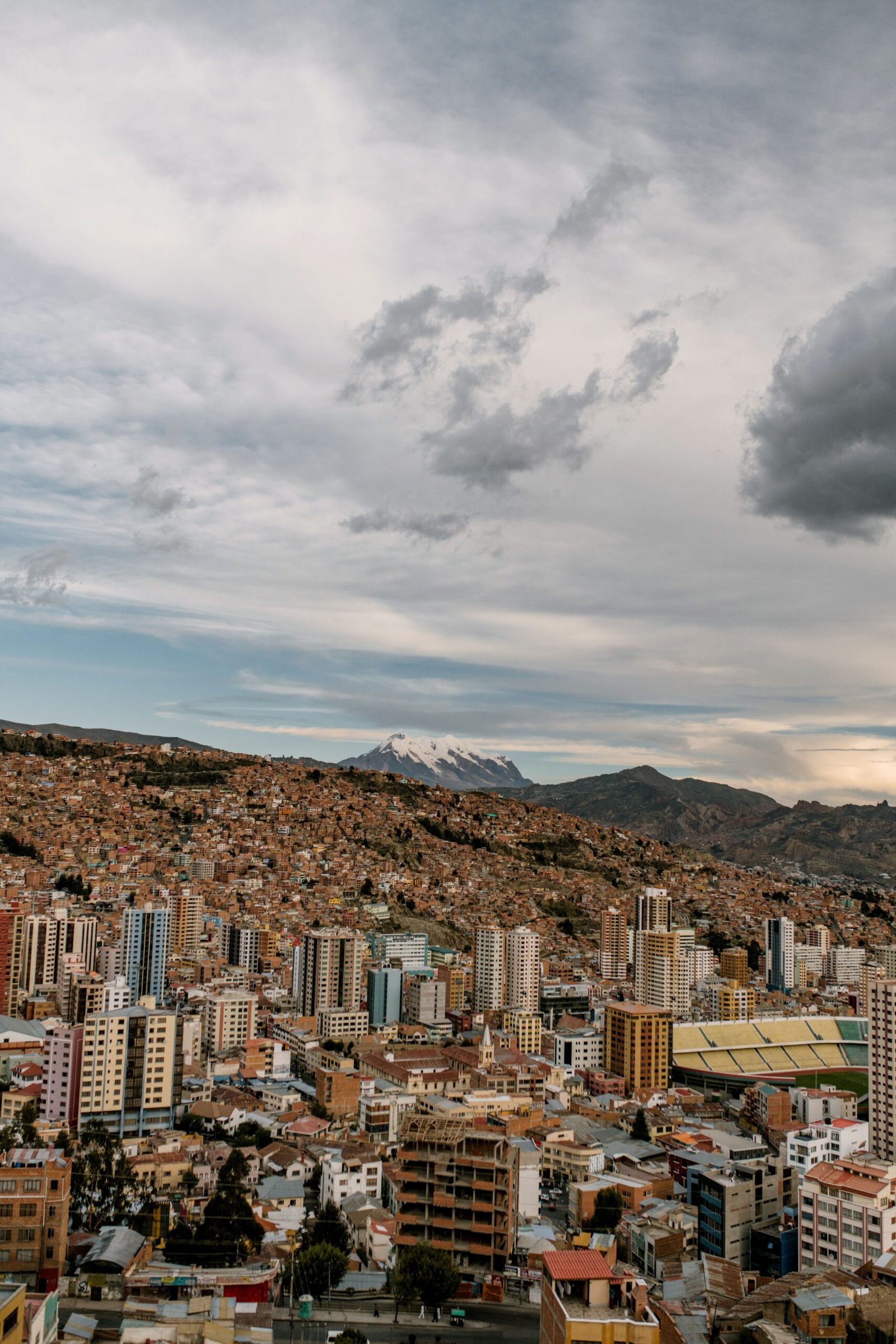 Vista aérea de la ciudad de La Paz, Bolivia, con edificios y montañas al fondo